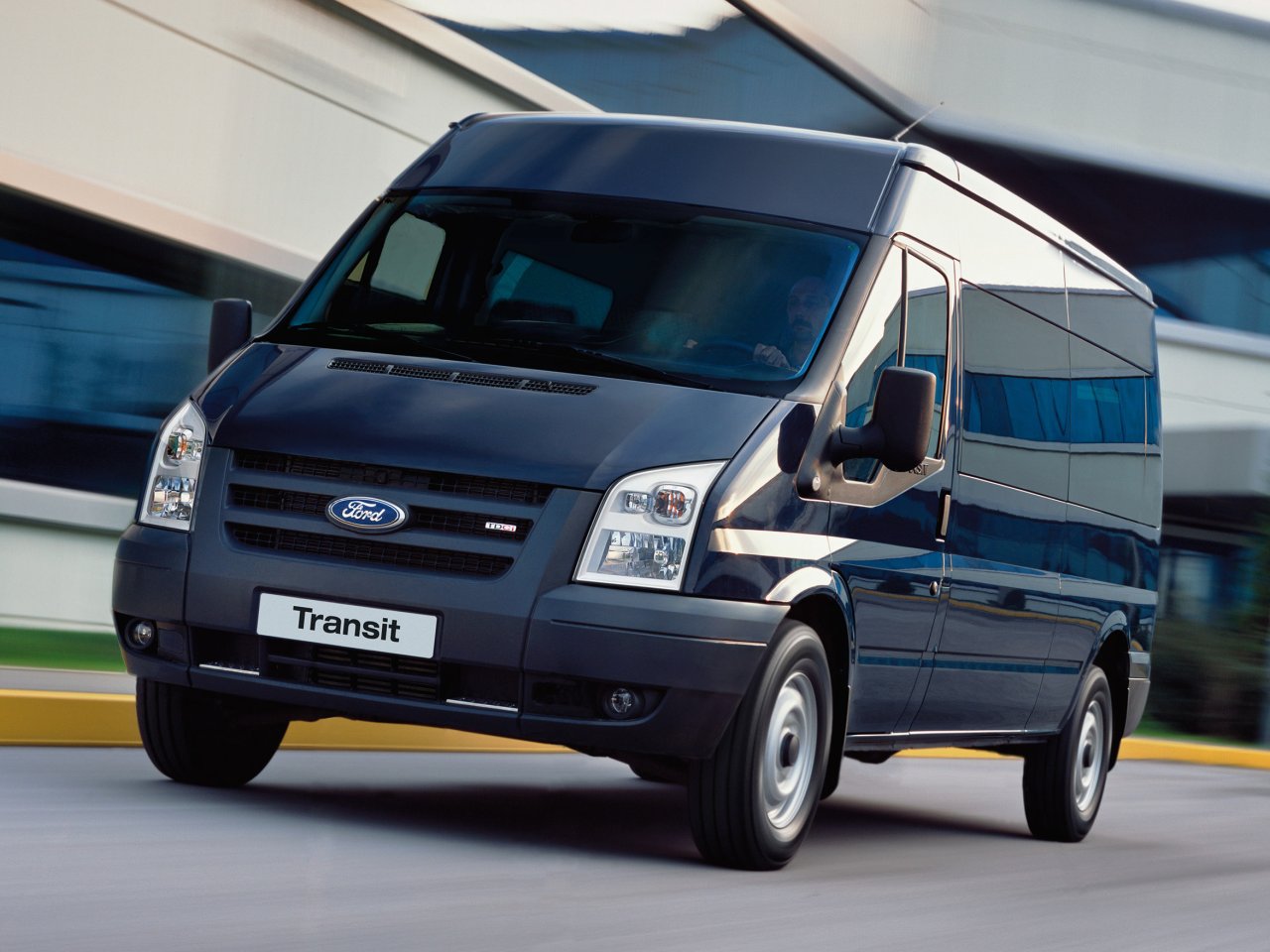 Комфортный микроавтобус Ford Transit на 18 человек.