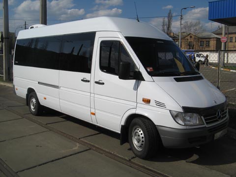 Микроавтобус Mercedes Sprinter на 14 человек.