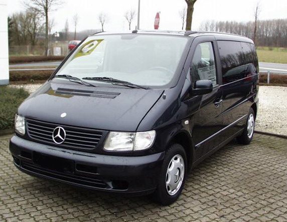 Микроавтобус Mercedes Vito.